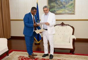 28/ MAIO/ 18 – Chefe de Estado recebeu, em audiência, os Deputados cabo-verdianos do…