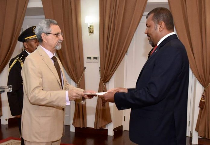 Presidente da República recebe cartas credenciais pelo Embaixador Extraordinário e Plenipotenciário da República de…