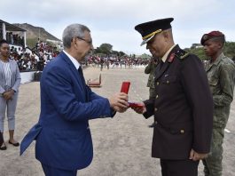 Presidente da Republica condecora com a Primeira Classe da Medalha de Serviços Relevantes o…
