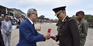 Presidente da Republica condecora com a Primeira Classe da Medalha de Serviços Relevantes o…