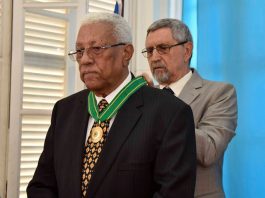 Cerimónia de condecoração de Joaquim Almeida, «MORGADINHO», com o 1.º Grau da Ordem do…