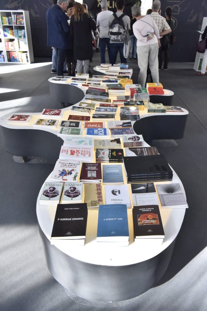 Visita a diversas exposições no Festival Literário Interna…