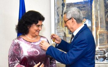 Cerimónia de condecoração da Senhora Helena Alexandra Andr…