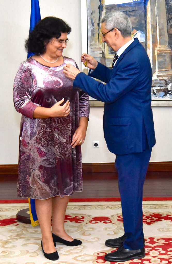 Cerimónia de condecoração da Senhora Helena Alexandra Andr…