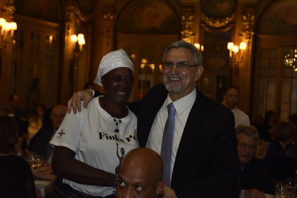 Momentos de confraternização com os convidados, após desfi…