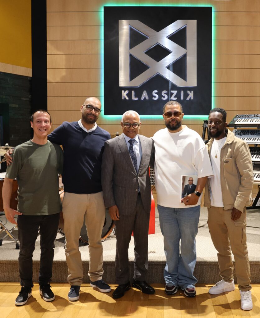 A Música que Une Continentes: PR visita os estúdios da Klasszik